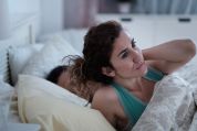 Frau mit Schlafstörung frau-mit-schlafstoerung